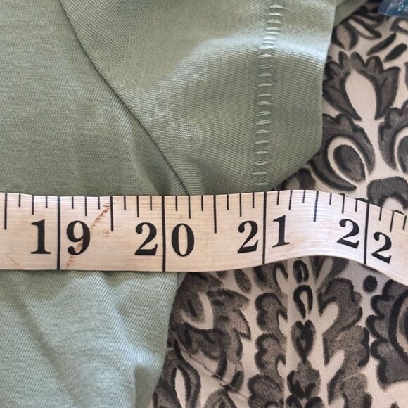 ❤️Universal Thread V-Neck Tee - Picture 4 of 5